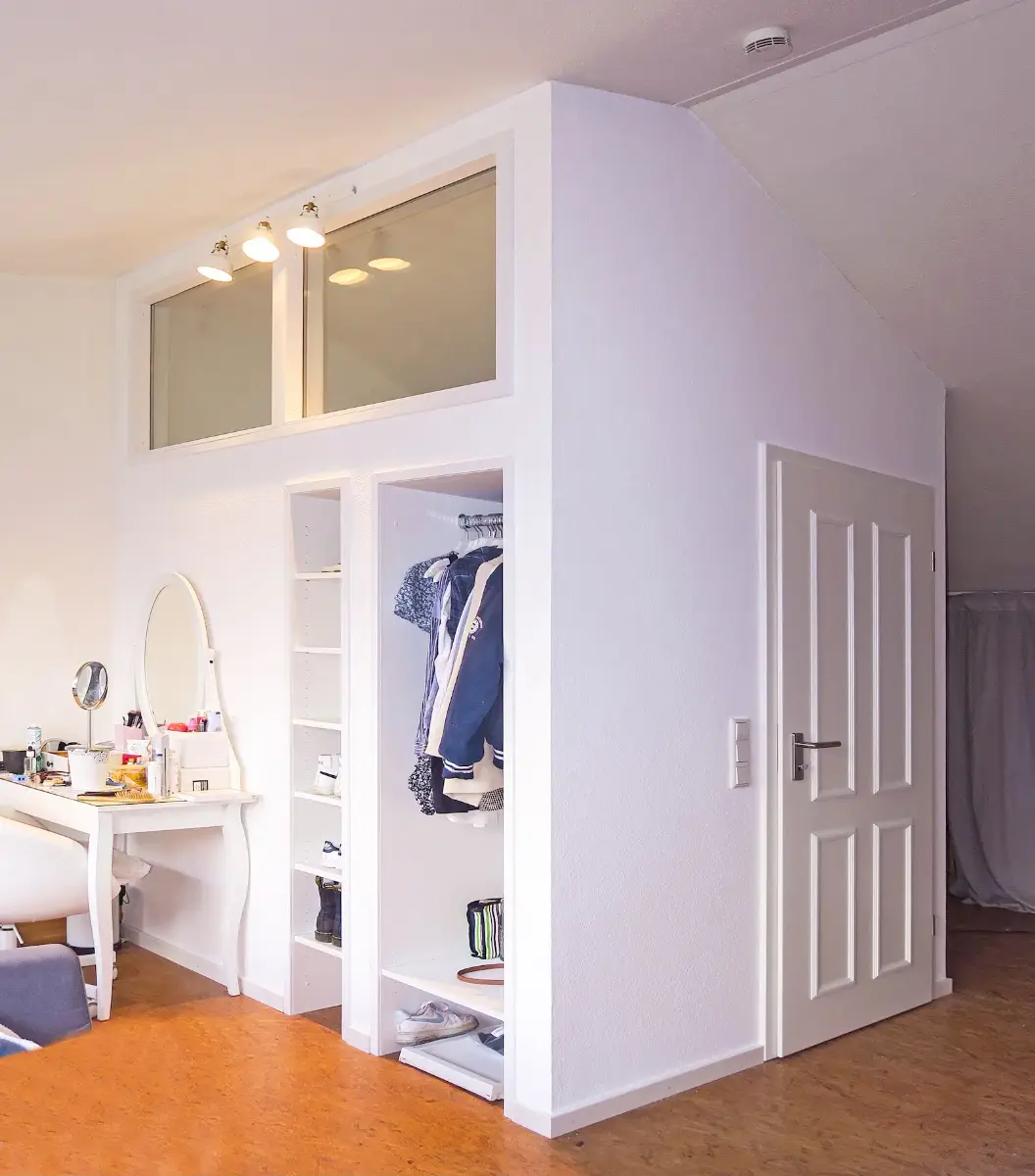 Treppenabschluss mit Einbaugarderobe und Oberlicht