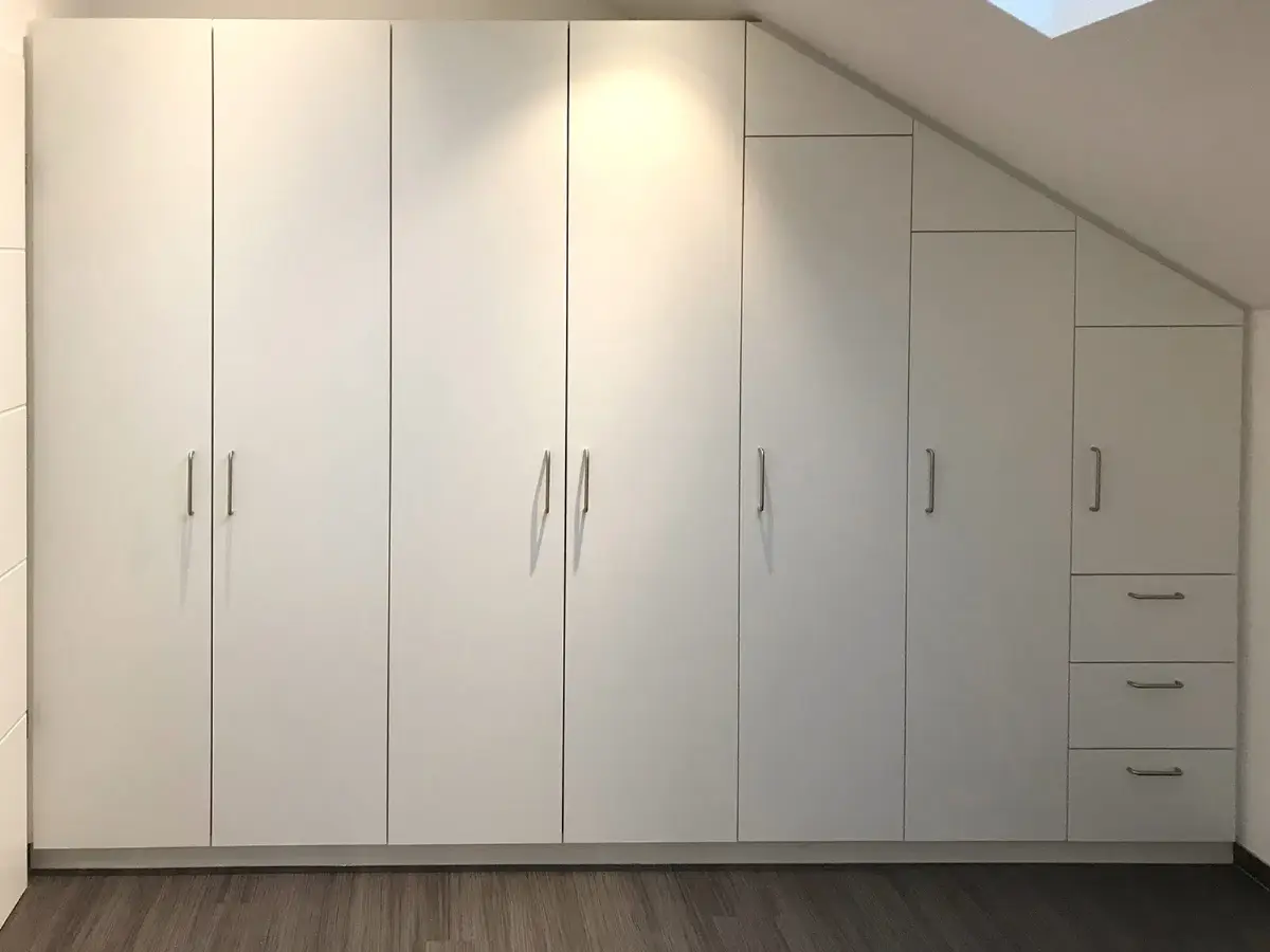 Einbauschrank unter Dachschräge